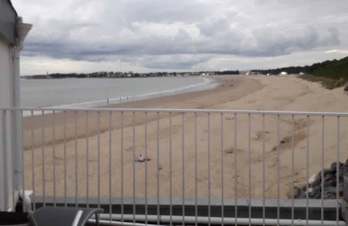 Saint-Georges-de-Didonne Apartment | Superb studio on the beach with exceptional sea view: feet in the water