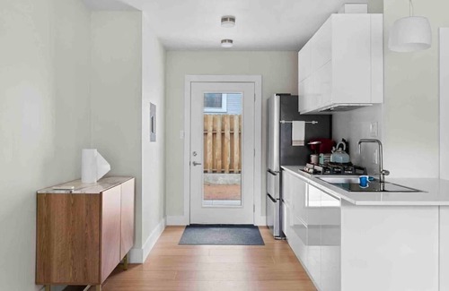 West Campus Apartment | Superb location steps to DT and UT