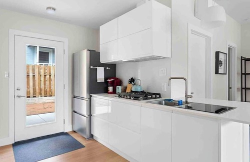 West Campus Apartment | Superb location steps to DT and UT