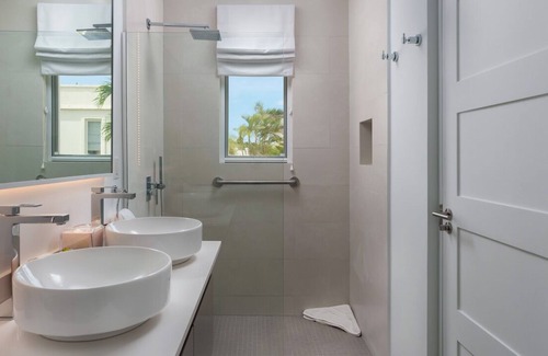 Merlin Bay Cottage | Superb luxury 1-bedroom cottage in gated community with pool and gym
