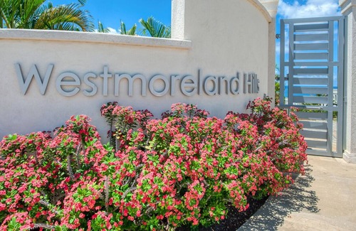 Merlin Bay Cottage | Superb luxury 1-bedroom cottage in gated community with pool and gym