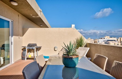 San Pawl tat-Targa Apartment | Superb Penthouse with City Views & Terrace