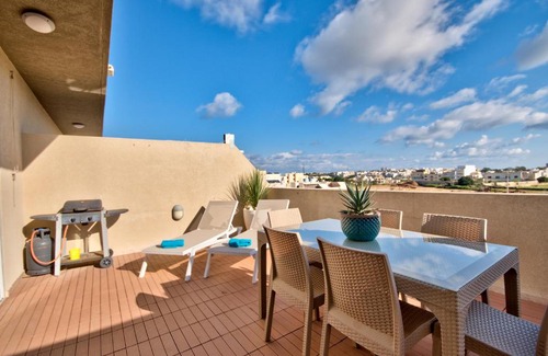 San Pawl tat-Targa Apartment | Superb Penthouse with City Views & Terrace