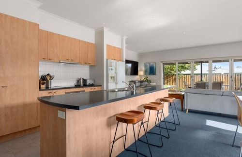 Inverloch House | Superb Quiet Court Location Family Friendly Retreat in a Prime Location