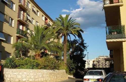 Fabron Apartment | Superb renovated 2-bedroom air-conditioned apartment 3 minutes walk from the sea