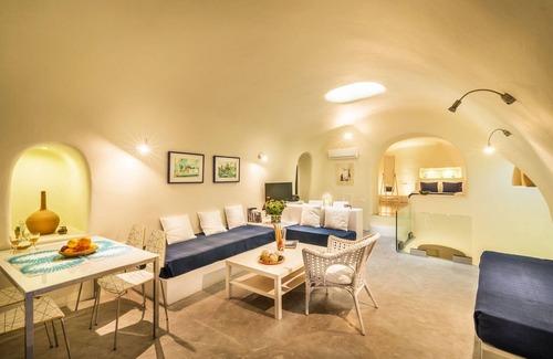 Finikia Villa | Superb Santorini Suites | Fava Eco | Grand Suite with Outdoor Private Jacuzzi.