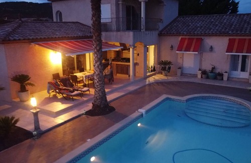 Montpeyroux Villa | Superb villa with large swimming pool, views of vineyards and mountains