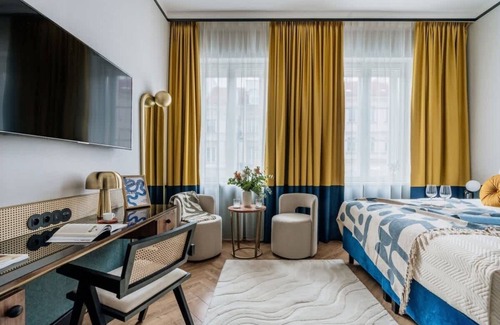Srodmiescie Hotel | Superior Room with a sofa and Nowy Świat view