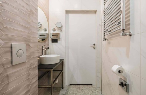 Srodmiescie Hotel | Superior Room with a sofa and Nowy Świat view