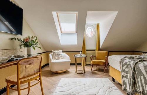 Srodmiescie Hotel | Superior Room with sofa and City View
