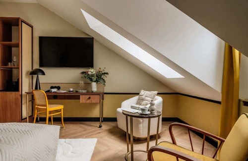 Srodmiescie Hotel | Superior Room with sofa and City View