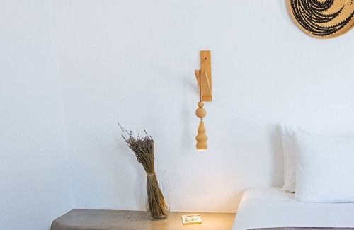Finikia Apartment | Superior Suite with outdoor Jacuzzi, 10-min walk from Oia