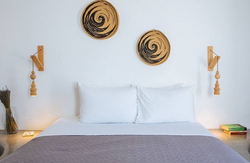 Finikia Apartment | Superior Suite with outdoor Jacuzzi, 10-min walk from Oia