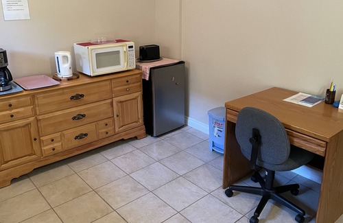 Delta Bed & Breakfast | SuperSuite! 2 BR, Free Parking & Great Location