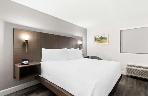 Groves Hotel | SureStay Hotel by Best Western Groves