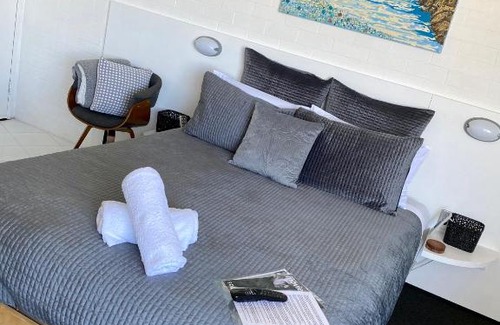 Marcoola Apartment | Surfair Resort Marcoola Beach Studio Split Queen Electric Adjustable Bed