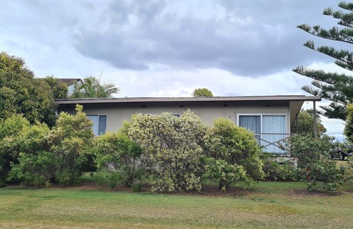 Arrawarra Headland House | Surfer's Beach House - 200m WALK TO THE BEACH