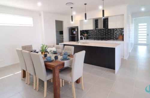 Catherine Hill Bay House | Surfers Paradise- Beach, pet friendly & pool table