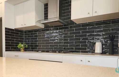 Catherine Hill Bay House | Surfers Paradise- Beach, pet friendly & pool table