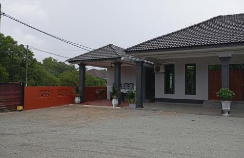 Kampong Raja House | Suria guesthouse
