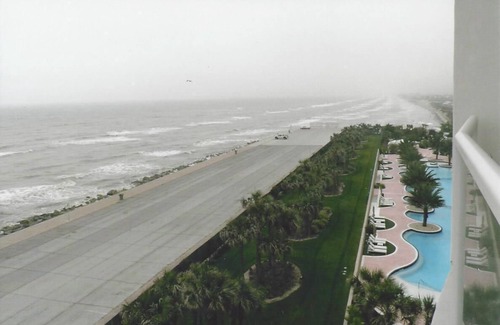 Galveston Condo | Surround view of Galveston seawall and ocean from every room with large balcony