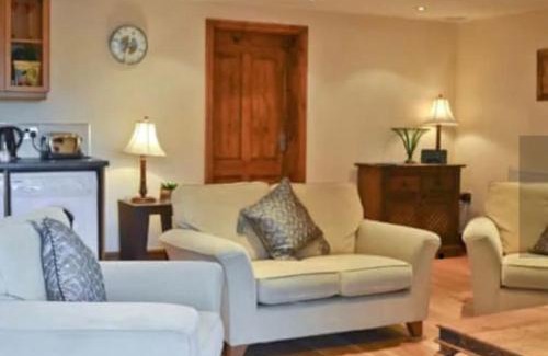 Stratford-upon-Avon House | Surrounded by fields just 3 miles from Stratford - upon Avon - Alveston Pastures Retreat