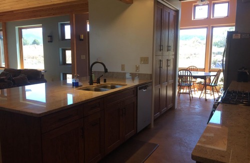 Llano House | Sustainable Mountain Retreat, 12 miles to Sipapu, 27 to Taos, 51 to Santa Fe