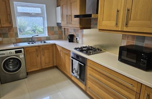 Carshalton Central House | Sutton/London 4 Double Bed Detached House, 30 min to Central London/Wimbledon