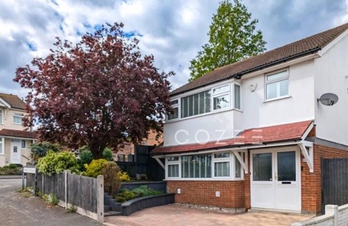 Carshalton Central House | Sutton/London 4 Double Bed Detached House, 30 min to Central London/Wimbledon