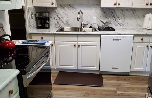 Suttons Bay Cottage | Suttons Bay-Pet Friendly-Walk to Brewery, beach, town, shops