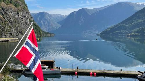 Flåm House | Svingen Guesthouse - Panoramic Fjord Views in Flåm
