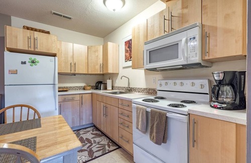 West Hills Apartment | SW Quiet Neighborhood with Territorial View. 10 min to town. Sleeps up to 8