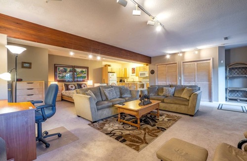 West Hills Apartment | SW Quiet Neighborhood with Territorial View. 10 min to town. Sleeps up to 8