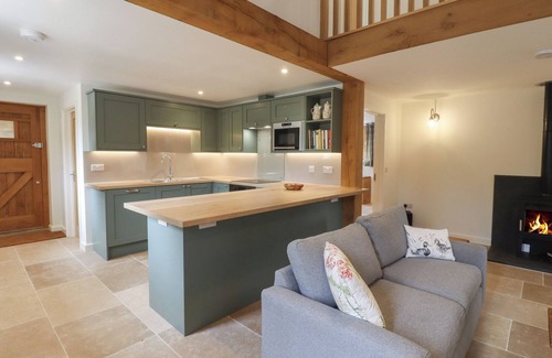 Edenbridge Cottage | SWALLOWS LODGE, pet friendly, with open fire in Dormansland