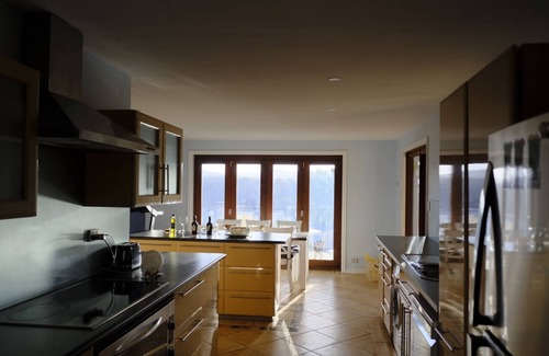 Swan View House | Swan Hills Retreat: Pool, Hikes, BBQ, Outdoor dining, Wifi and Netflix!