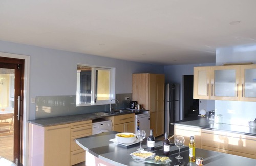 Swan View House | Swan Hills Retreat: Pool, Hikes, BBQ, Outdoor dining, Wifi and Netflix!