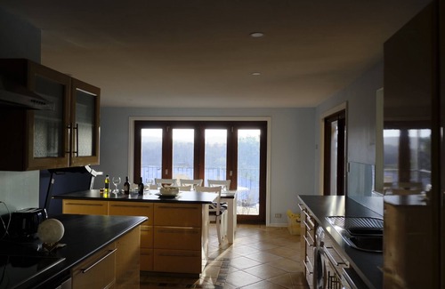 Swan View House | Swan Hills Retreat: Pool, Hikes, BBQ, Outdoor dining, Wifi and Netflix!
