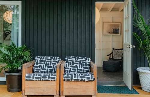 Swan Lake House | Swan Lake Lakefront Cozy Modern Home w/cabana, central air, kids room. n