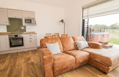 Wedmore Cottage | SWAN LODGE CASTLE FARM, pet friendly, with hot tub in Wedmore