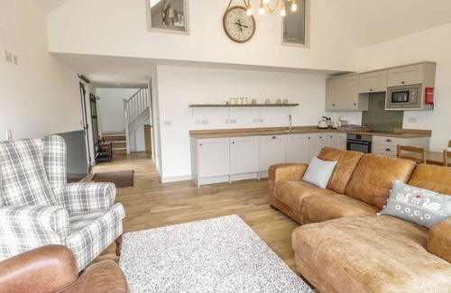 Wedmore Cottage | SWAN LODGE CASTLE FARM, pet friendly, with hot tub in Wedmore