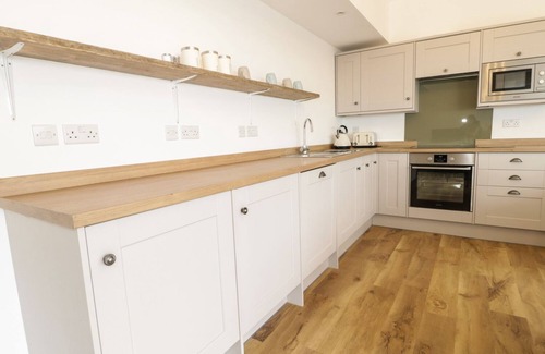 Wedmore Cottage | SWAN LODGE CASTLE FARM, pet friendly, with hot tub in Wedmore