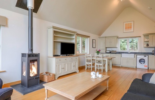 Eleighwater Cottage | SWANDOWN, 2 BLACKDOWN, family friendly in Cricket St. Thomas
