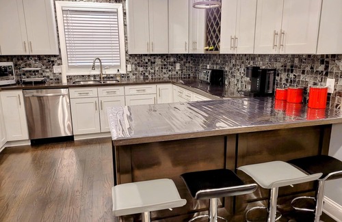 Ridgefield House | Swanky duplex, 4 bedrooms with parking