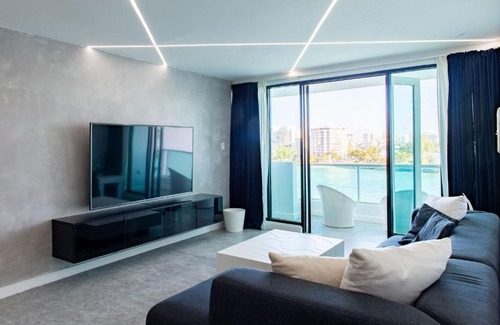 Puerta de Tierra Apartment | Swanky Oceanside Condado Penthouse