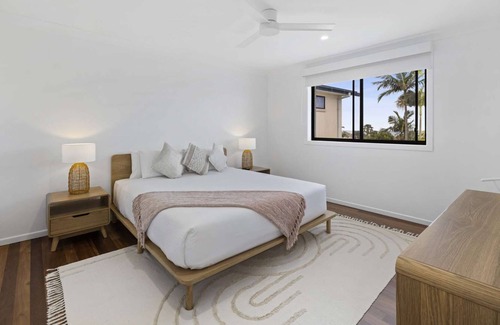 Sandy Beach House | Sway at Sandy, Stylish Beach House with Pool, BBQ, Walk to Beach, Sleeps 8
