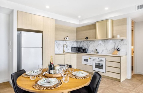 Southport Apartment | Sweeping Ocean view! Apt w/Capark & rooftop pool