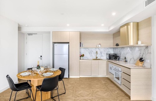Southport Apartment | Sweeping Ocean view! Apt w/Capark & rooftop pool