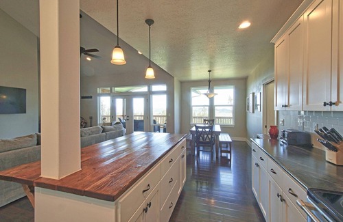 Amity House | Sweeping Views | Close to Vineyards