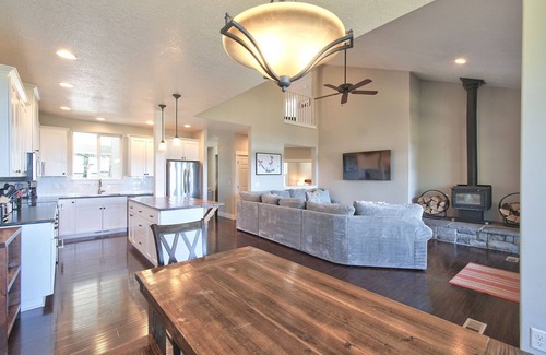 Amity House | Sweeping Views | Close to Vineyards