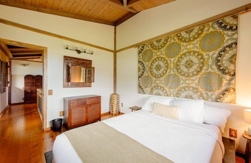 Honaunau-Napoopoo House | Sweeping Views from a Striking Home with Balconies